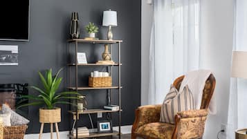 Smart TV, fireplace