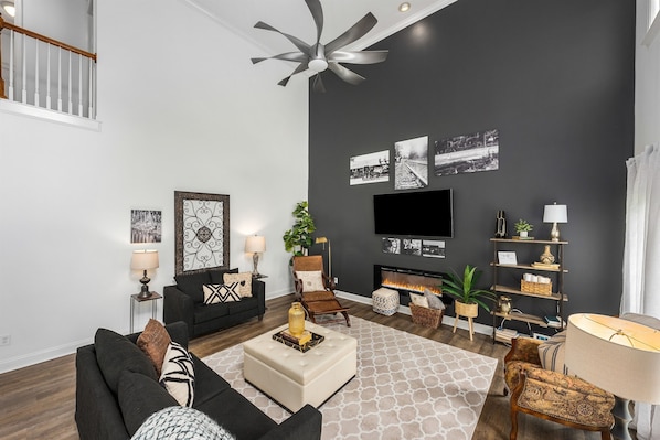 Smart TV, fireplace
