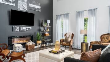 Smart TV, fireplace