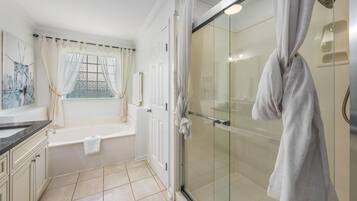 Combined shower/tub, hair dryer, towels