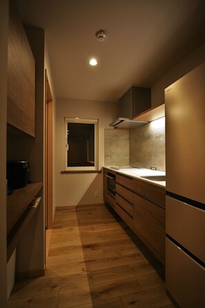 Refrigerador con freezer, microondas, placa de cocina, arrocera