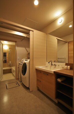House, 2 Bedrooms | Bathroom | Combined shower/bathtub, free toiletries, hair dryer, slippers - M House (Furano)