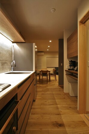 Maison, 2 chambres | Cuisine privée | Réfrigérateur grande capacité avec congélateur, four à micro-ondes