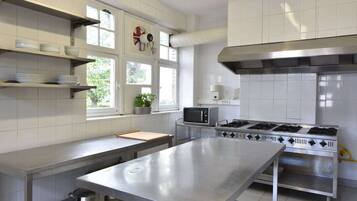 Een koelkast, een microgolfoven, een oven, een vaatwasser