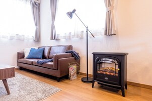 Basic House | Living area | Flat-screen TV