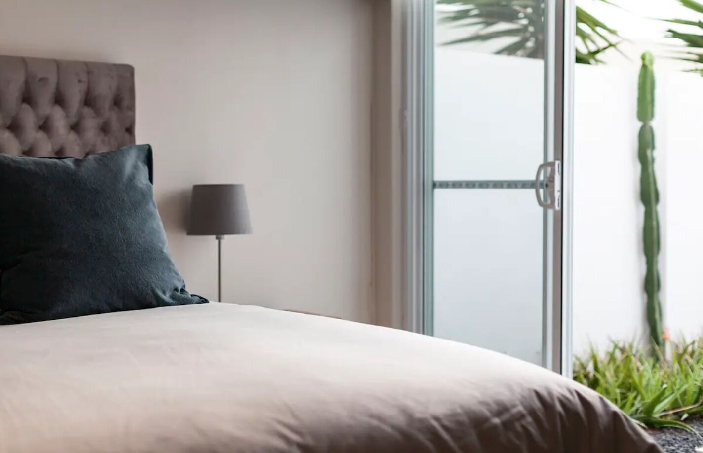 6 bedrooms, desk, iron/ironing board, travel cot