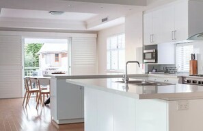 ثلاجة، ميكروويف، موقد طهي مسطح، غسالة أطباق