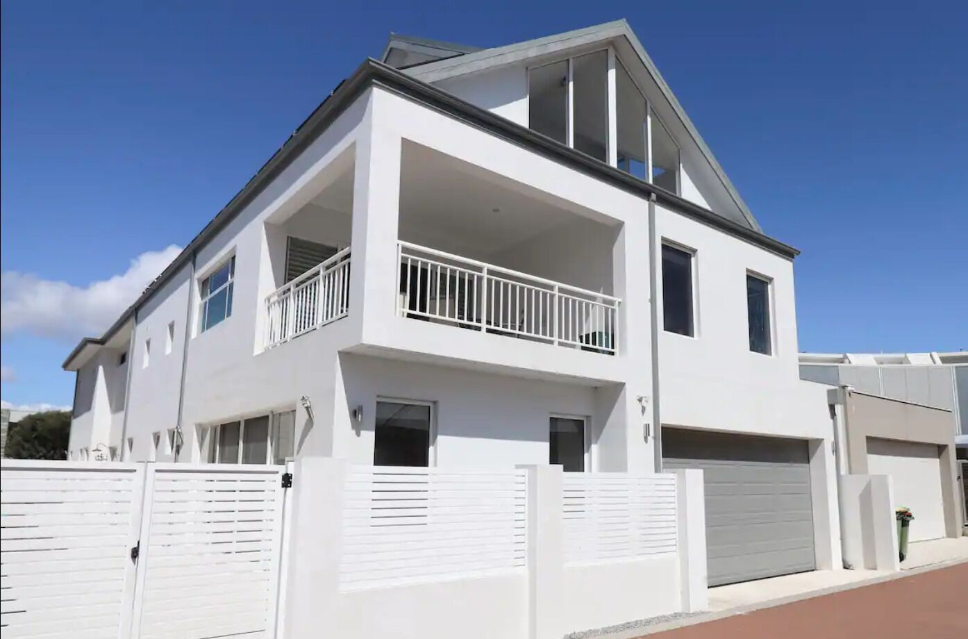 southbeach-house - Stylish & Spacious beach mansion — image 26