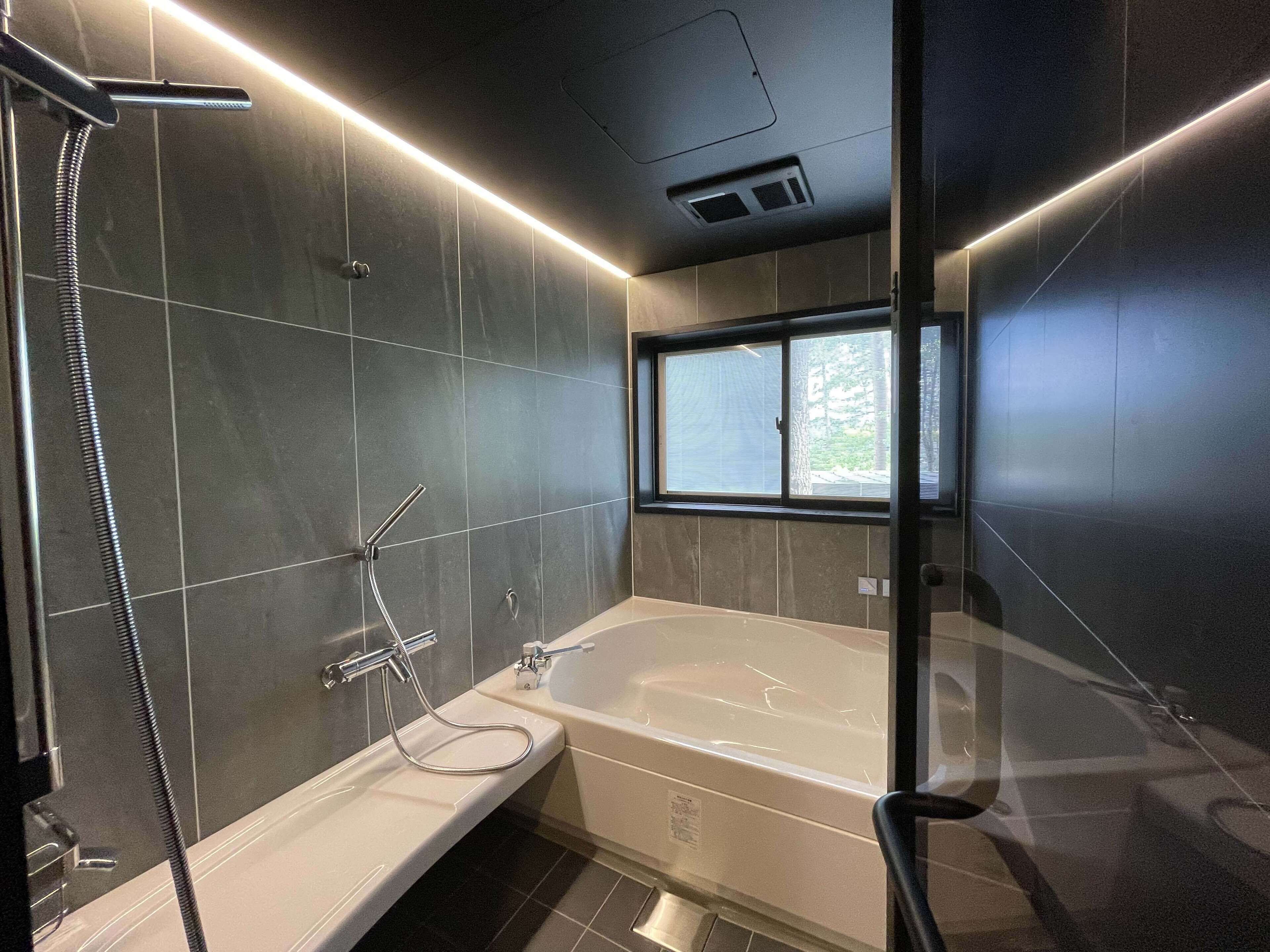 Separat badekar og bruser, boblebadekar, brusehoved med spredningseffekt