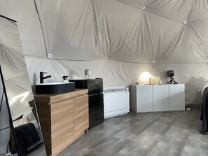 Ropa de cama de alta calidad, edredones de plumas, minibar y wifi gratis