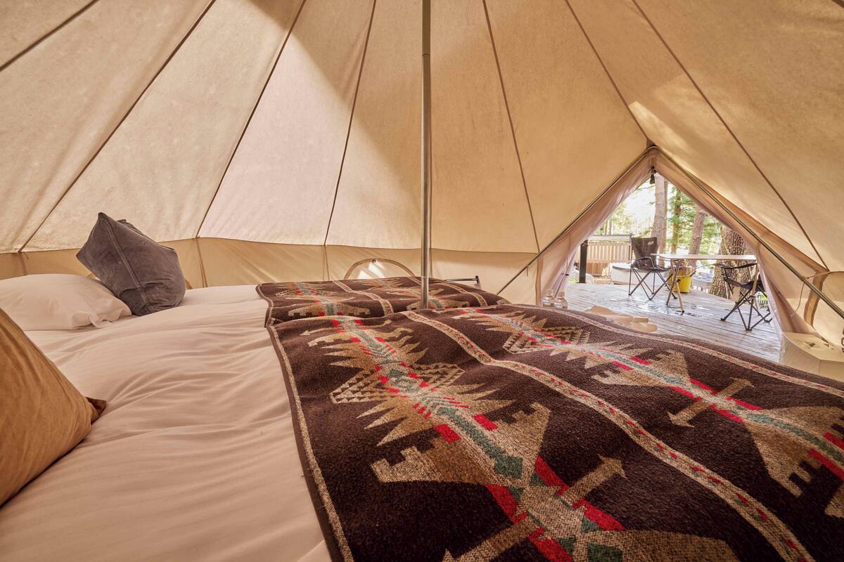 Premium bedding, down comforters, minibar, WiFi (free)