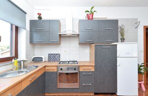 Kühlschrank, Mikrowelle, Ofen, Herdplatte