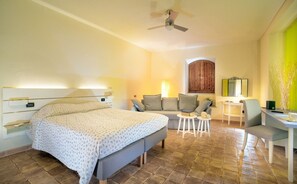 Habitación clásica | Decoración personalizada, muebles diferentes, escritorio y ropa de cama 