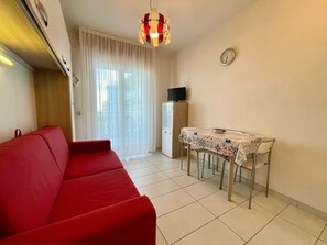 TV - Cozy seaside studio-Beahost (Porto Santa Margherita)