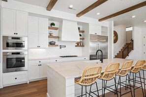 House, 6 Bedrooms | Private kitchen | Fridge, oven, coffee/tea maker, toaster