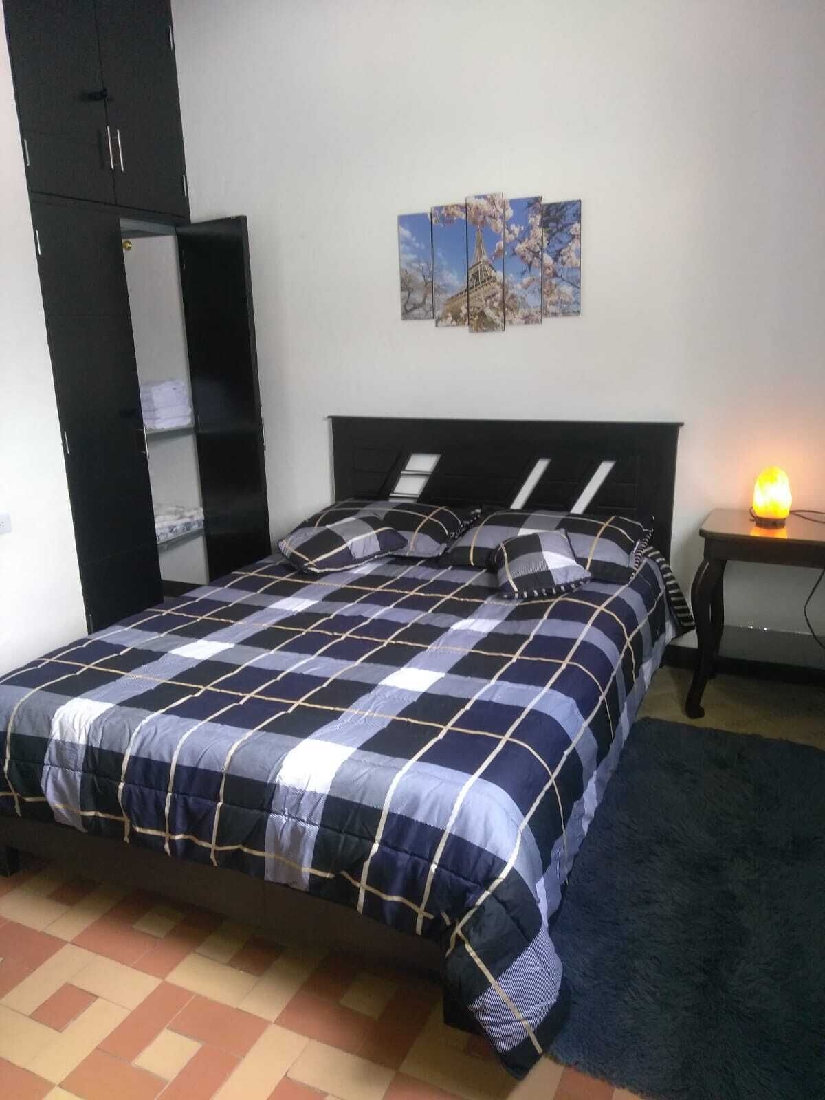 3 habitaciones, tabla de planchar con plancha y wifi gratis 