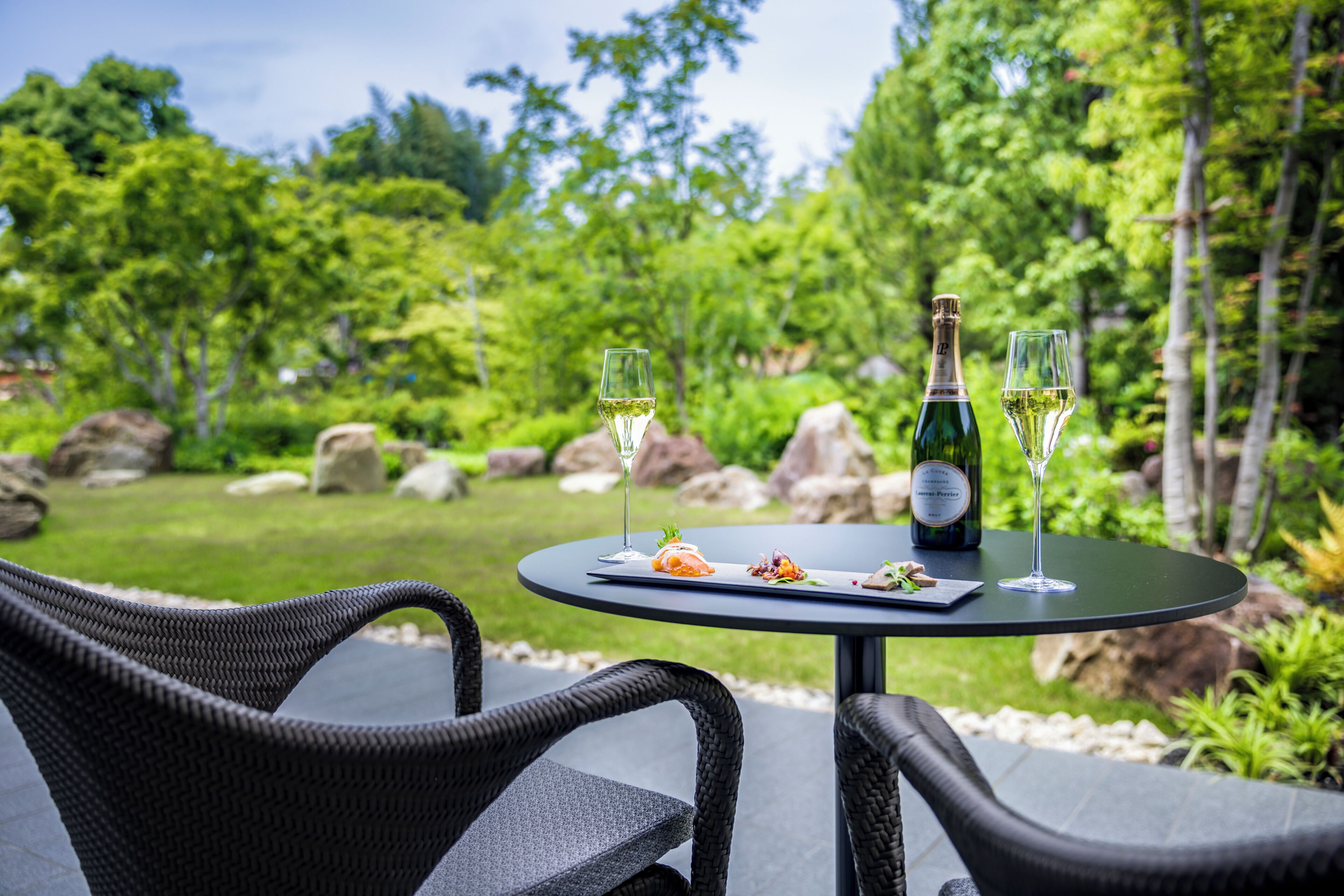 Déjeuner et dîner servis sur place, spécialités Cuisine française