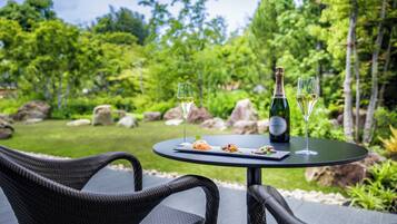 Déjeuner et dîner servis sur place, spécialités Cuisine française