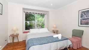5 bedrooms, iron/ironing board, WiFi, bed sheets - FREE NIGHT. Pay for 2 stay for 3 (Mollymook Beach)