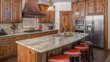 冰箱、微波炉、烤箱、炉灶