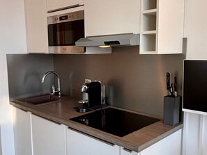 ثلاجة، ميكروويف، غسالة أطباق