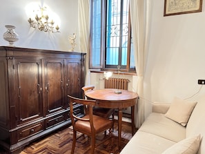 Traditional-Apartment | Wohnbereich | Flachbildfernseher