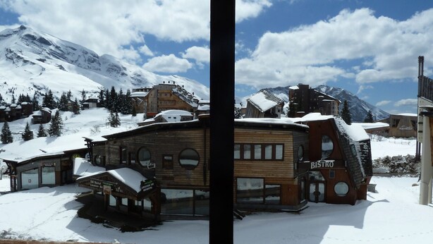 A wooden building with a ski rental sign, surrounded by snow-covered mountains and clear skies. - Renovated studio in Avoriaz center for 4 pers. (Avoriaz)