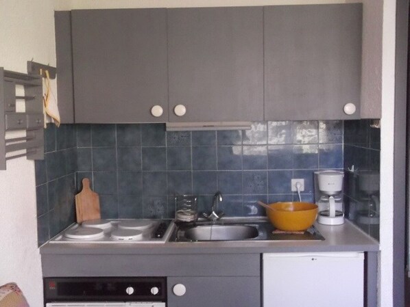 Fridge, microwave, oven, coffee/tea maker