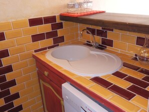 Een koelkast, een microgolfoven, een vaatwasser