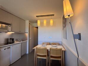 Jääkaappi, mikroaaltouuni, astianpesukone, leivänpaahdin