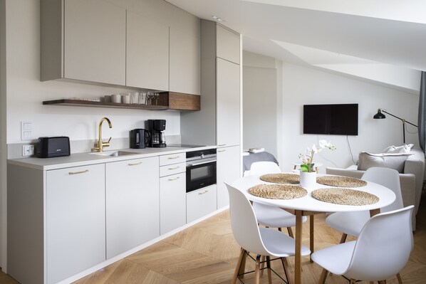 Quarto superior | Cozinha privada | Talheres/pratos/utensílios de cozinha