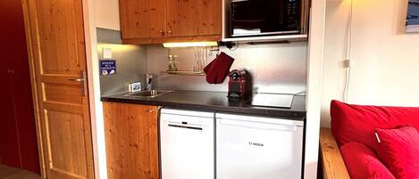 Kühlschrank, Mikrowelle, Geschirrspüler, Toaster