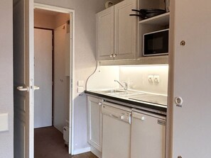 Kylskåp, mikrovågsugn, diskmaskin och brödrost