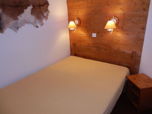1 bedroom, bed sheets