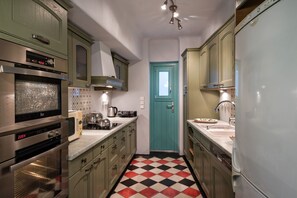 Kjøleskap, ovn, oppvaskmaskin og kaffetrakter/tekoker