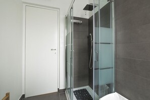 Shower, hair dryer, bidet - GuestHost - NEW! Bright APT with balcony! With WIFI & A/C! (Milano)