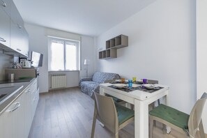 Kjøleskap, ovn, kokeplater og oppvaskmaskin