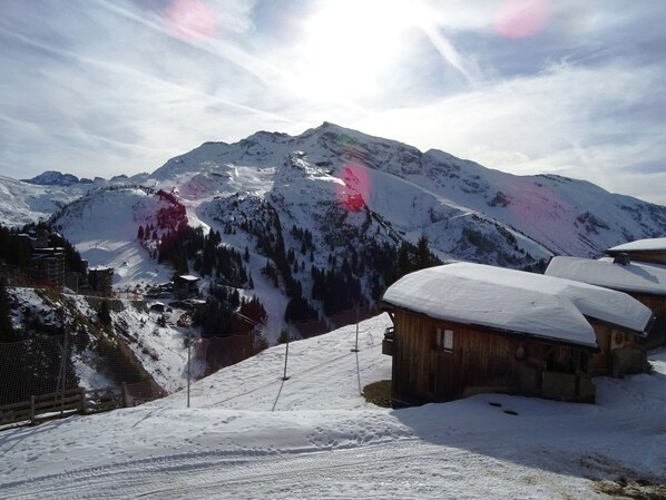 A snow-covered mountain with a wooden cabin and ski slopes. - Duplex 2-room cabin, south-facing, pets allowed (Avoriaz)