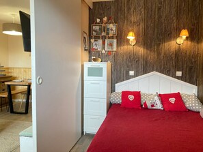 1 bedroom, free WiFi, bed sheets