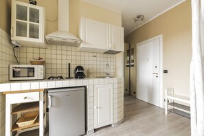 Geladeira, micro-ondas, cooktop, torradeira