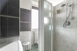 Douche, séchoir à cheveux, bidet, serviettes fournies