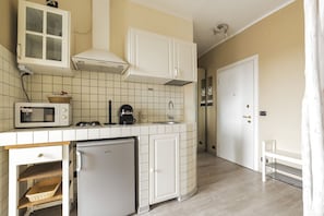 Réfrigérateur, micro-ondes, plaque de cuisson, grille-pain