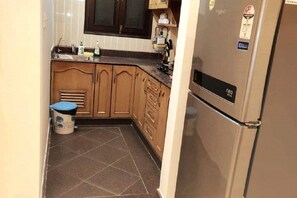 Réfrigérateur, micro-ondes, bouilloire électrique, grille-pain