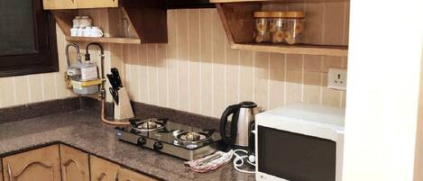 Kylskåp, mikrovågsugn, vattenkokare och brödrost