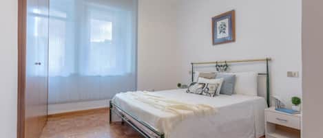 2 عدّة غرف نوم وواي فاي وملاءات أسرّة