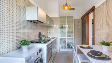 Four, batterie de cuisine, vaisselle et ustensiles