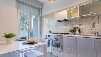 Ofen, Kochgeschirr/Geschirr/Besteck