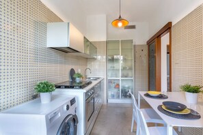 Fogão, torradeira, talheres/pratos/utensílios de cozinha