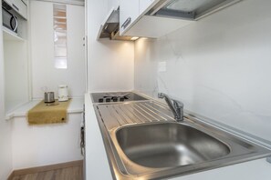 Micro-ondes, four, plaque de cuisson, cafetière/bouilloire