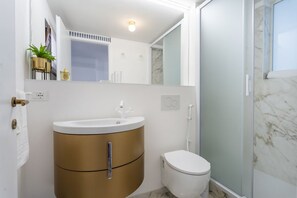 Shower, hair dryer - GuestHost - OTTO HOUSE - Udine Castle Cozy Flat x4 (Udine)
